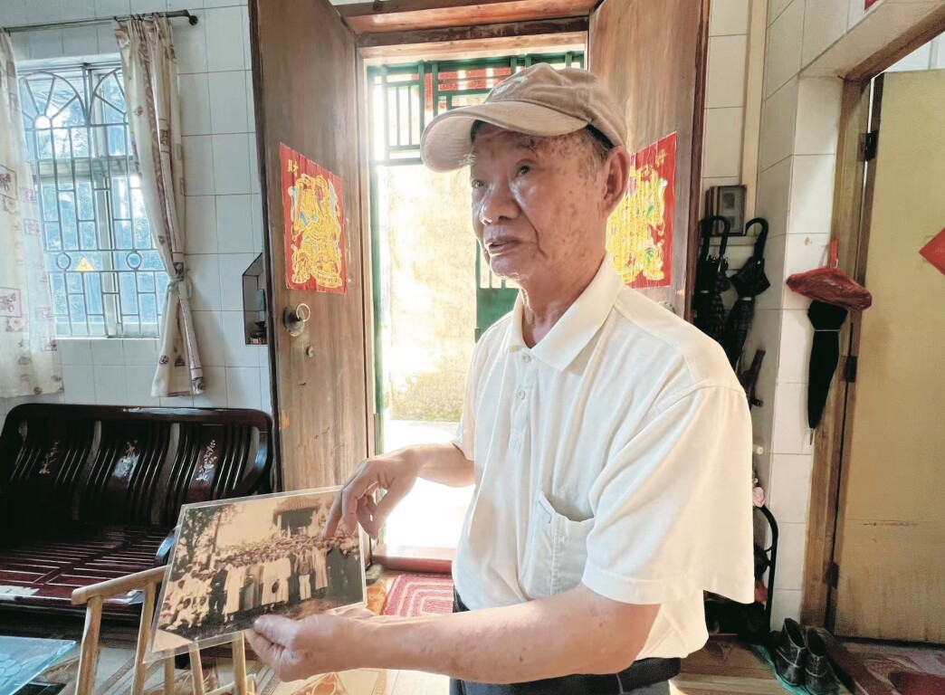 黄金棠对瓜洲村史如数家珍。《南方》杂志记者影子/摄影
