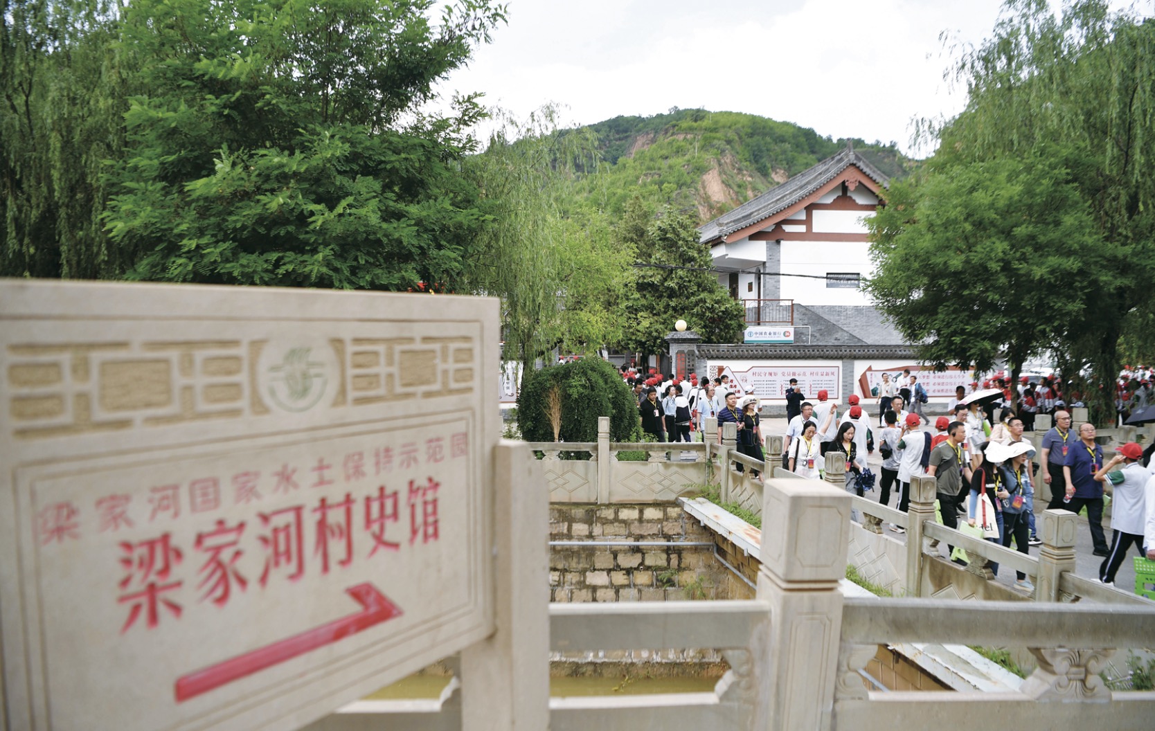 参观梁家河村
史馆的人们络
绎不绝。
新华社／供图