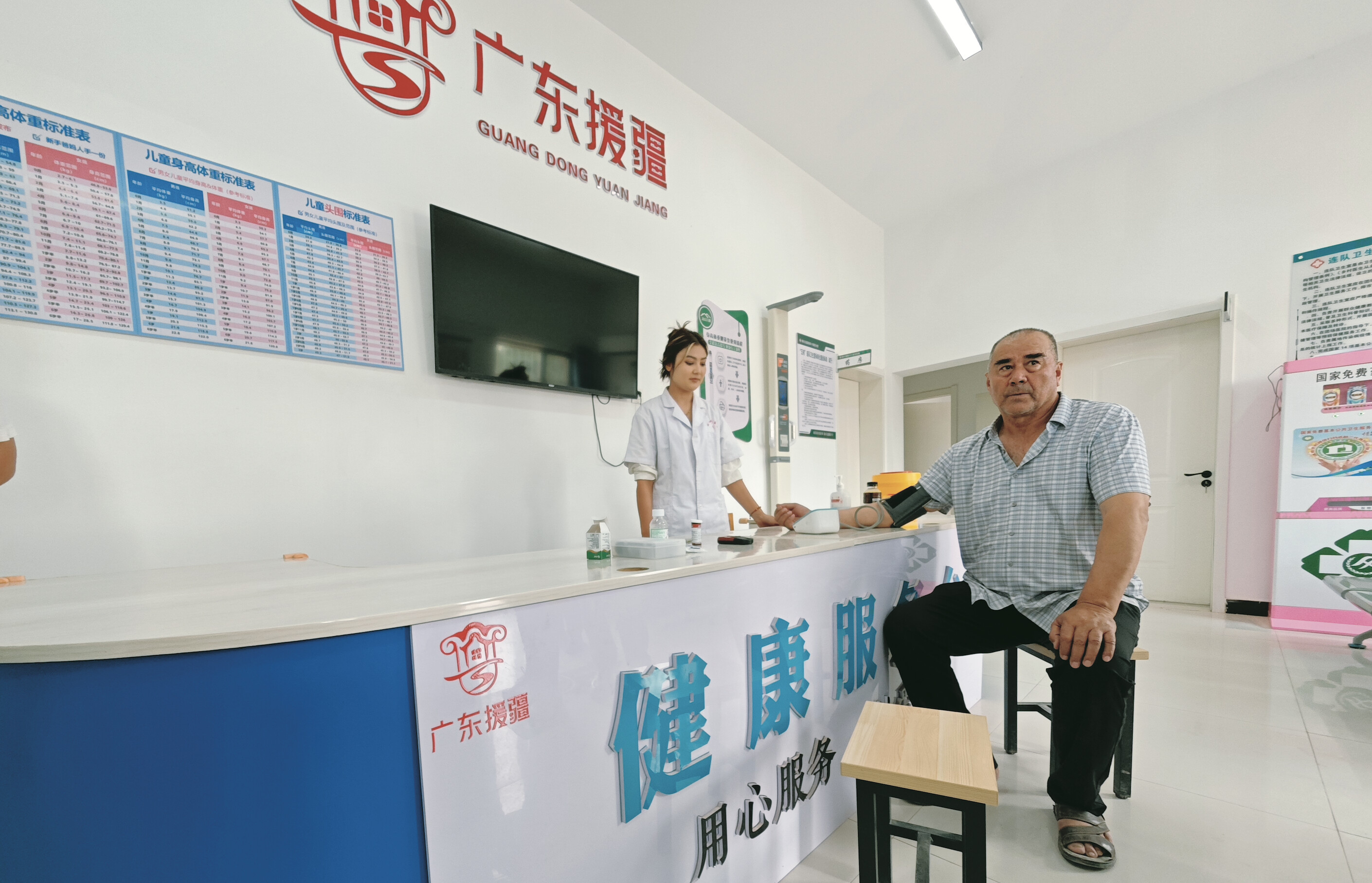 在广东援疆工作队的帮助下，第三师图木舒克市四十四团十八连新建卫生室投入使用。《南方》杂志记者陈健鹏/摄影